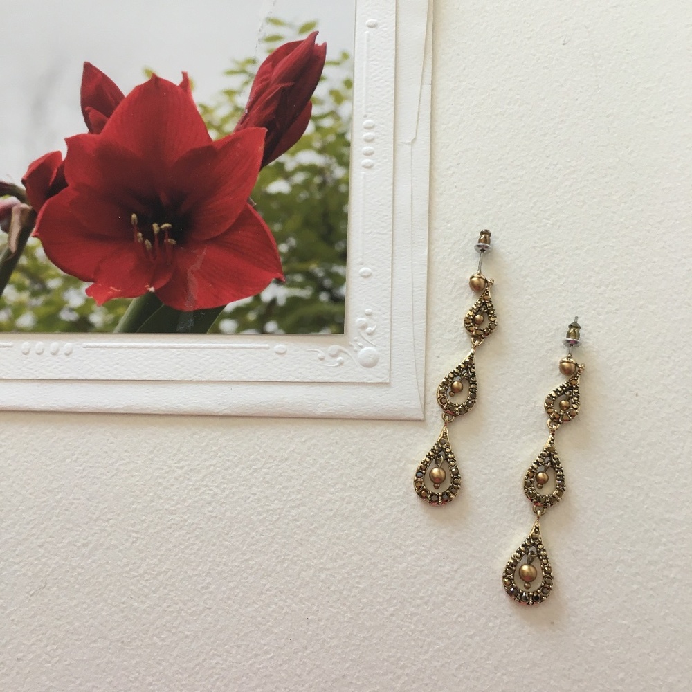 “HOST PICK” Monet Vintage Earrings gold tone and crystal like stones